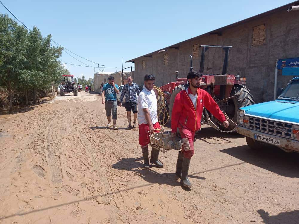 عملیات تخلیه آب از منازل مسکونی روستای آهنگران